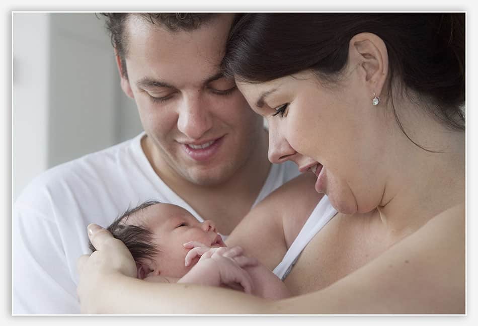 Geboortefotografie Schijndel Liefdevolle ouders met pas geboren baby