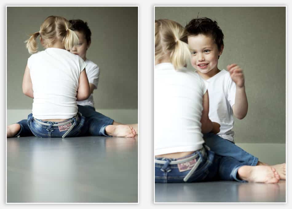 Broer en zus op hun gemak voor de camera