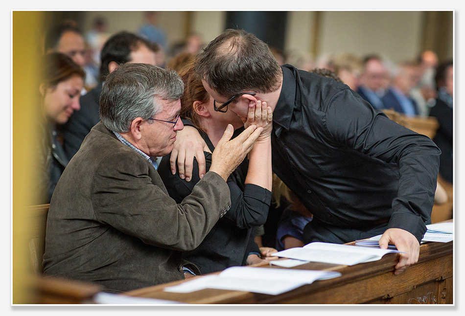 De familie vind troost bij elkaar