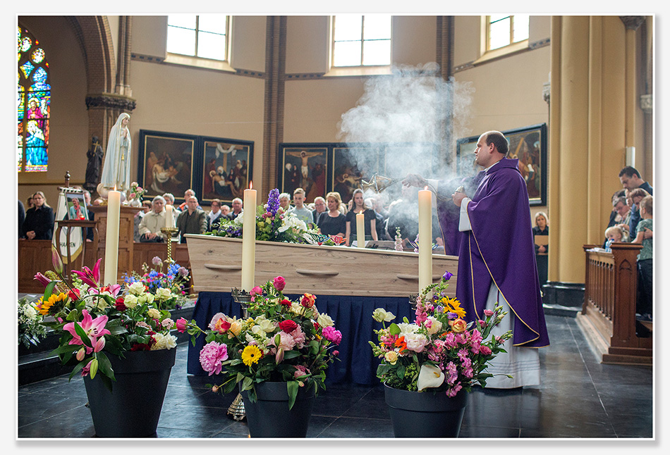 Wierook tijdens de uitvaart