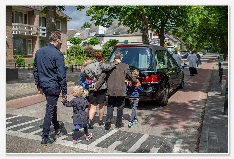 Rouwstoet onderweg naar de begraafplaats
