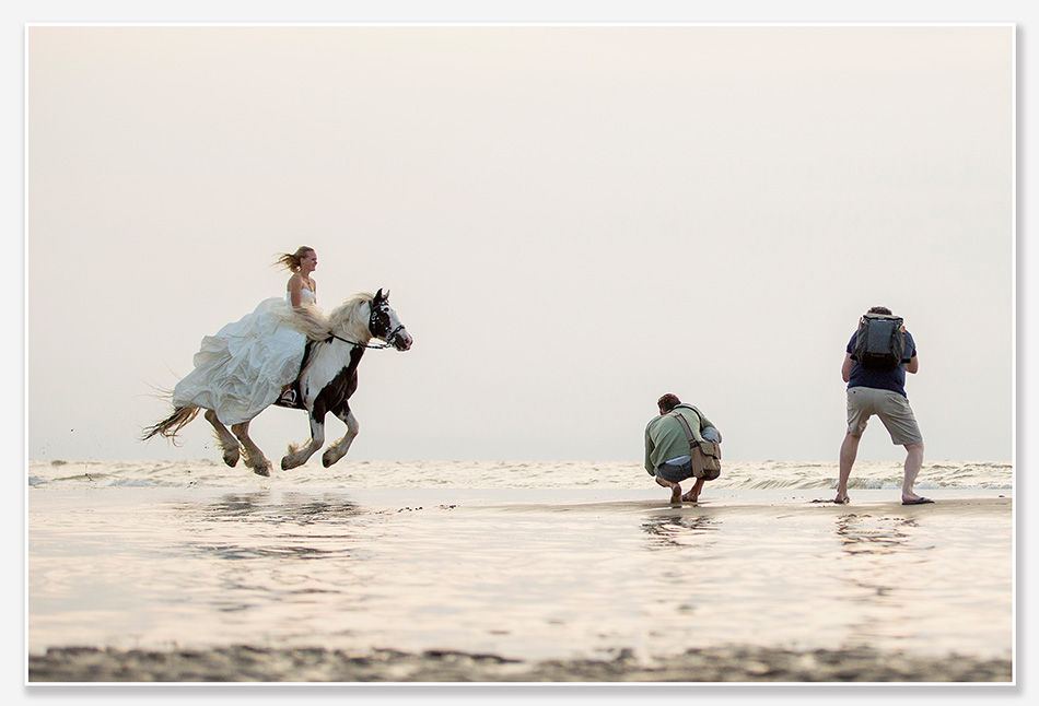 Fotografen leggen bruid op paard vast