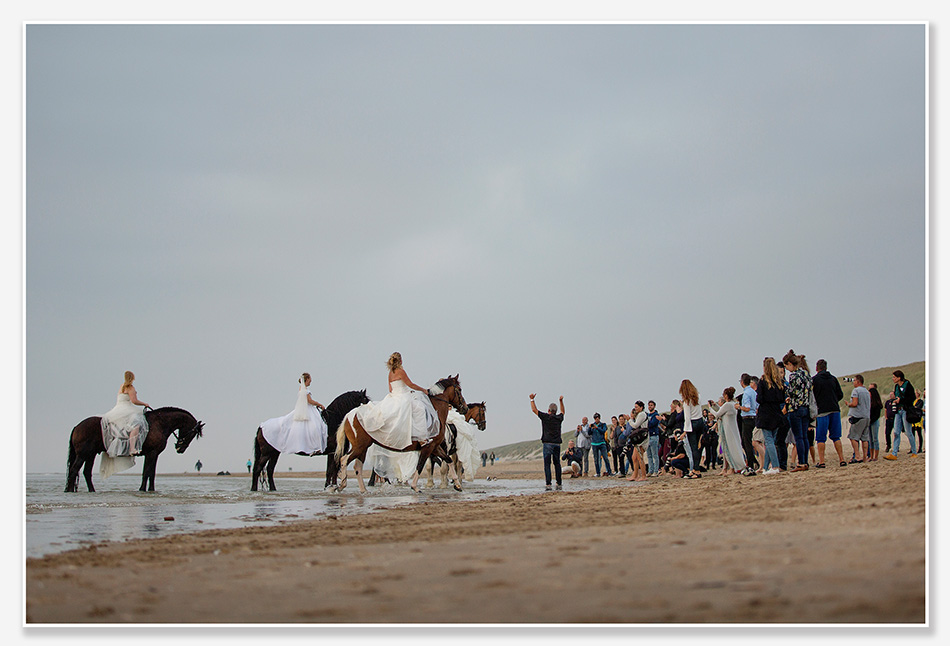 Applaus voor de bruiden te paard