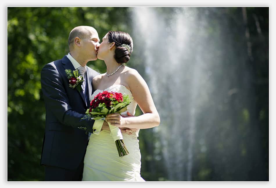 Bruidspaar kust voor de fontein