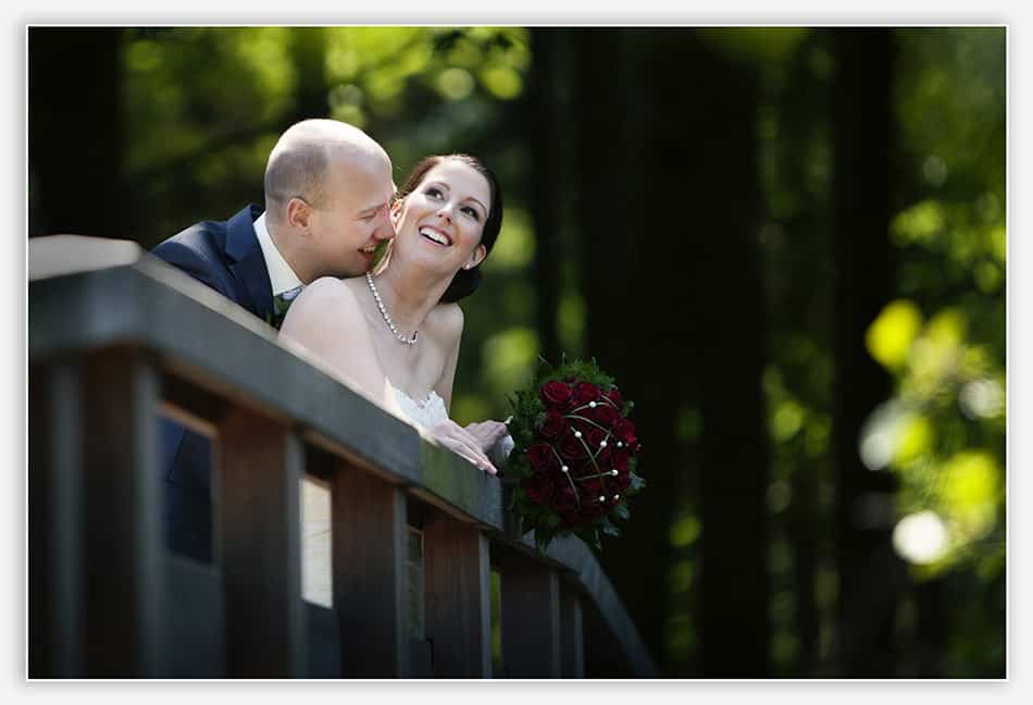 Bruidspaar op bruggetje