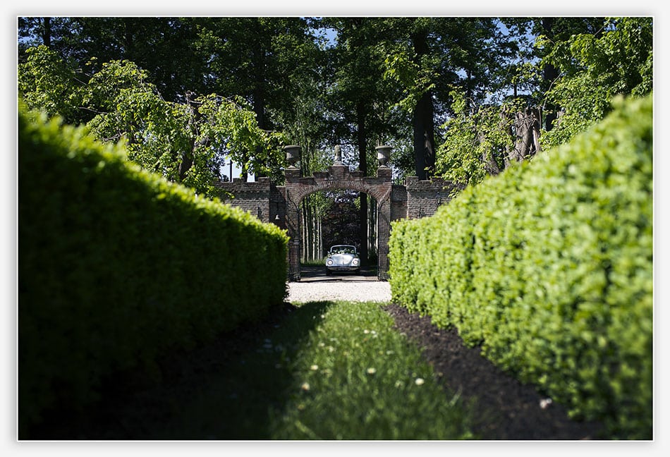 Aankomst trouwauto bij Kasteel de Strijdhoef in Udenhout