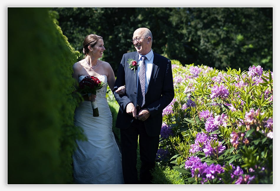 Vader van de bruid begeleid haar naar de ceremonie