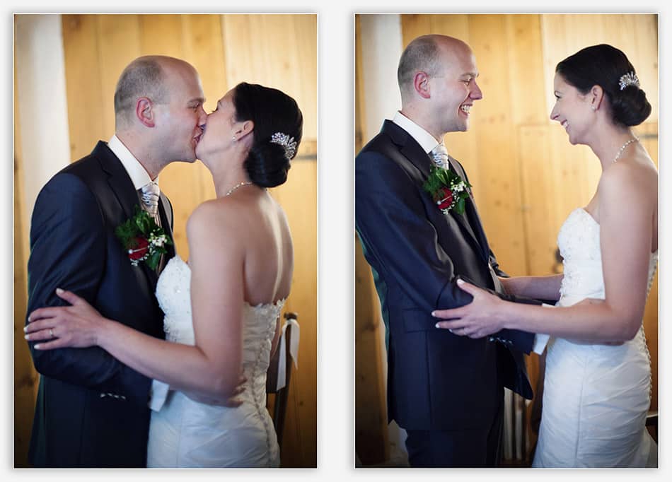 Kus van het bruidspaar bij de trouwceremonie 