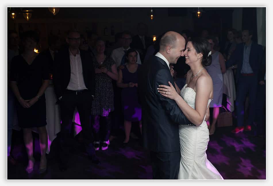 Openingsdans bruidspaar bij Boerderij Denissen 