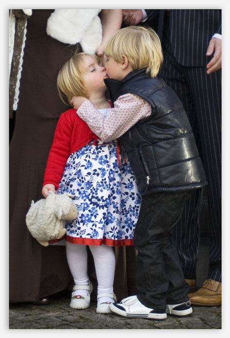 Bruidsfotografie Brabant_076 Kus bruidsmeisje en bruidsjonker