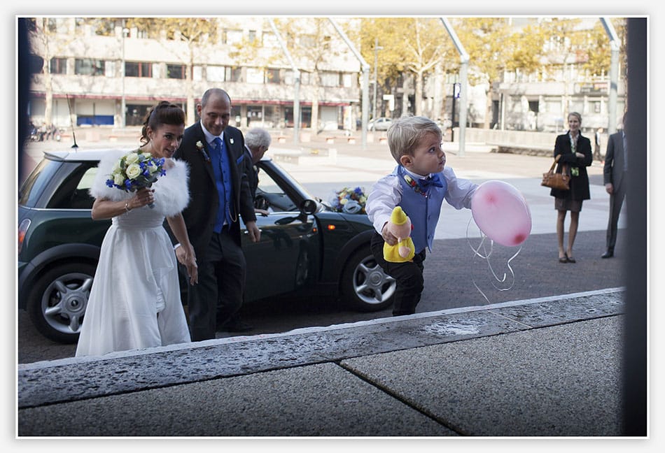Aankomst bruidspaar bij het stadhuis van Eindhoven