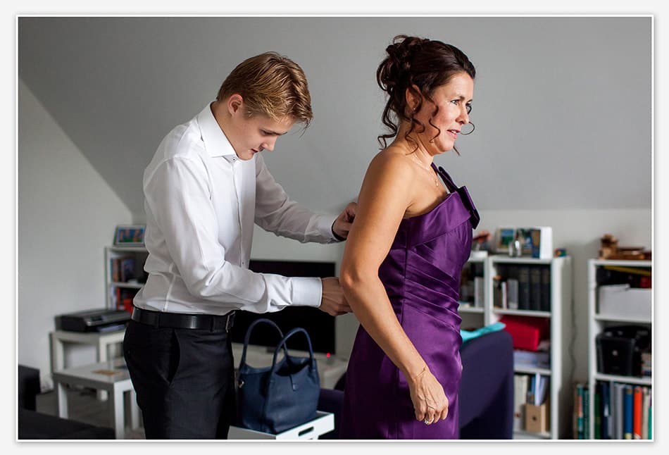 Aankleden van de bruid 