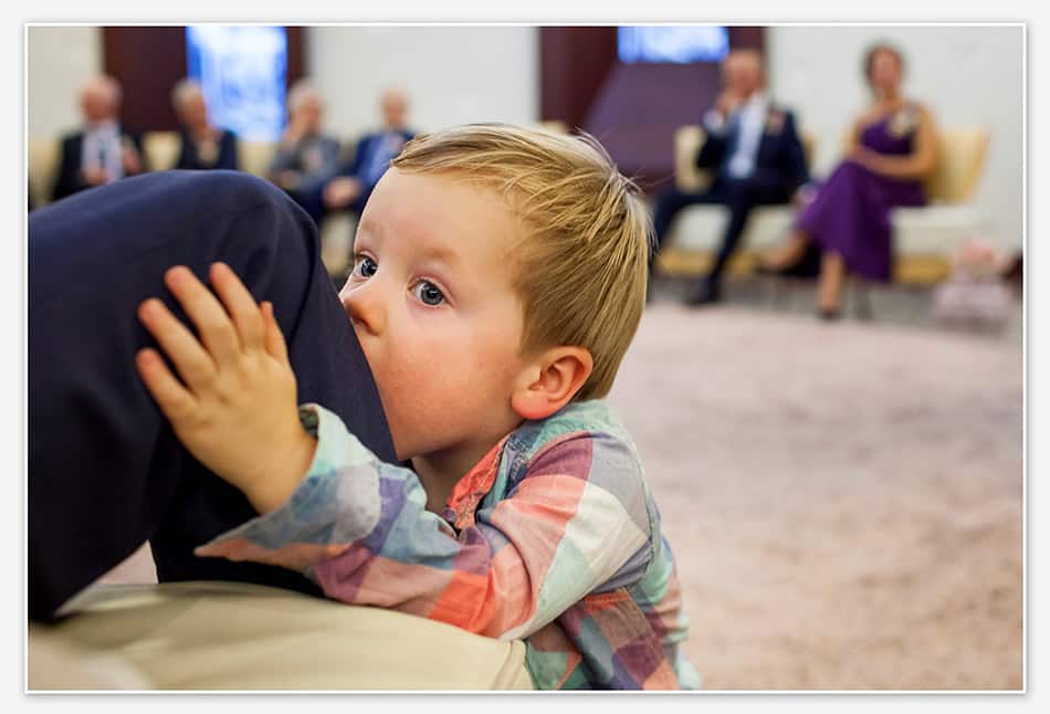 Kind verveelt zich tijdens de ceremonie