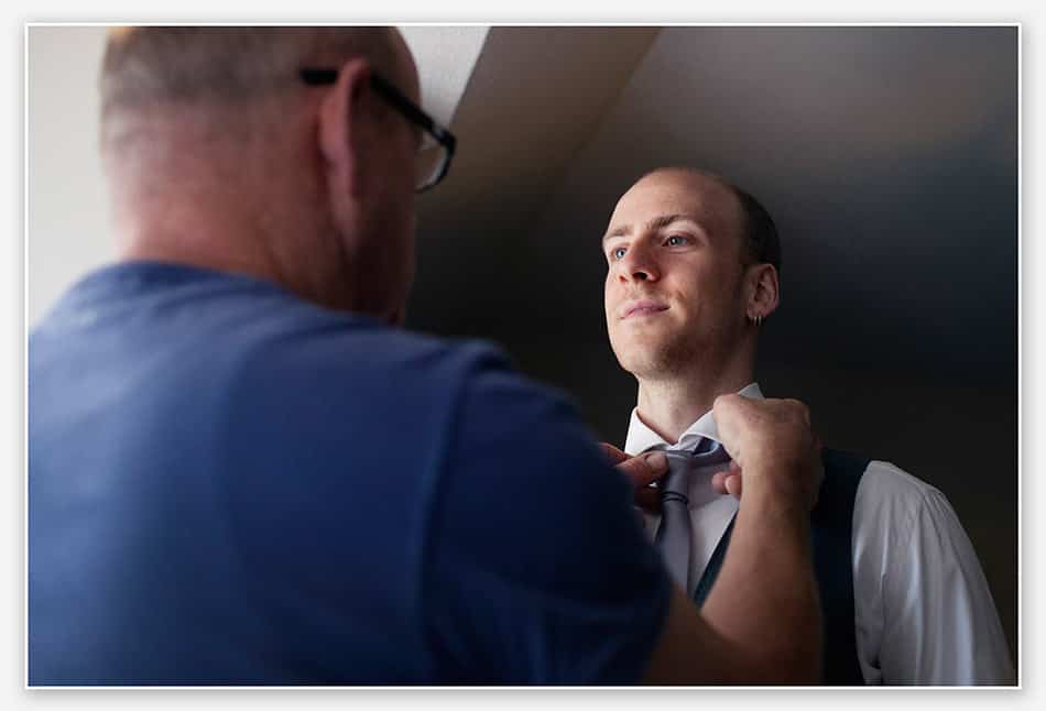 Vader van de bruidegom strikt stropdas