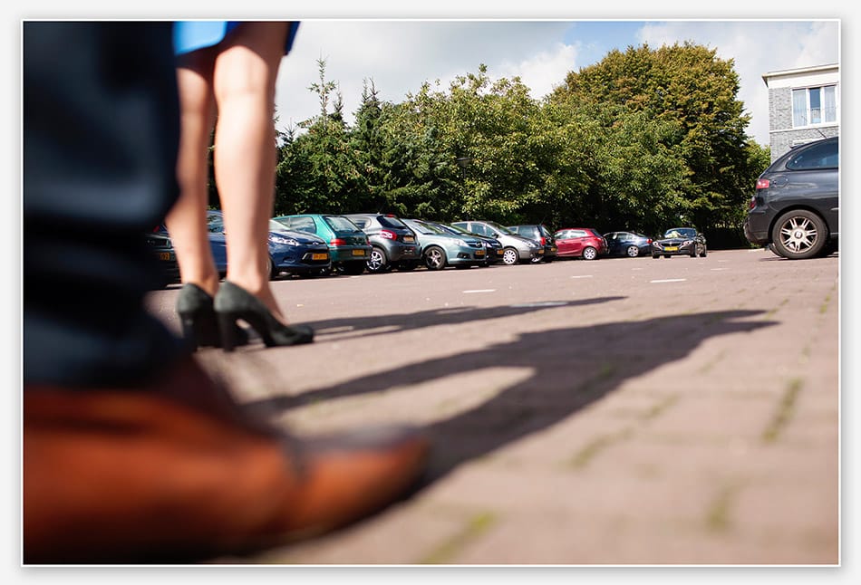 De bruidegom arriveert