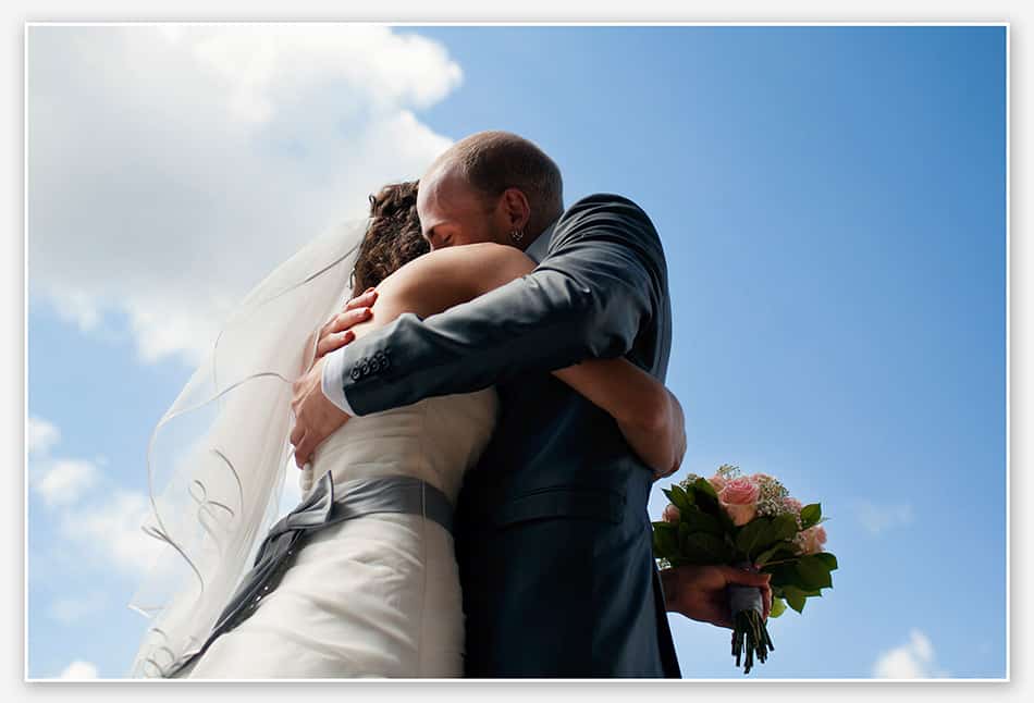 Bruid en bruidegom in innige omhelzing