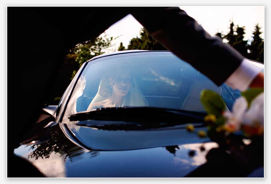 Bruid in trouwauto