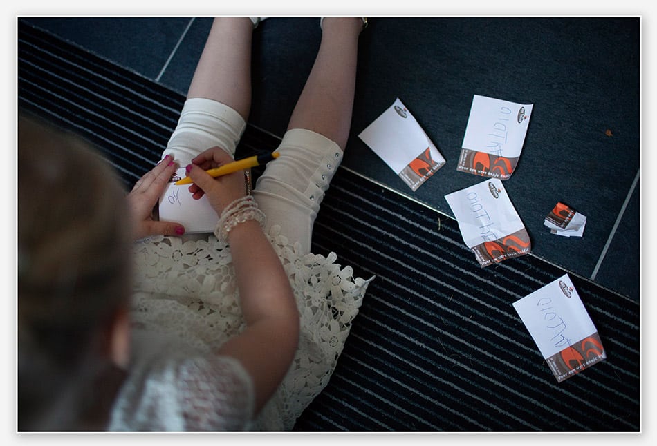 Bruidsmeisje oefent handtekening