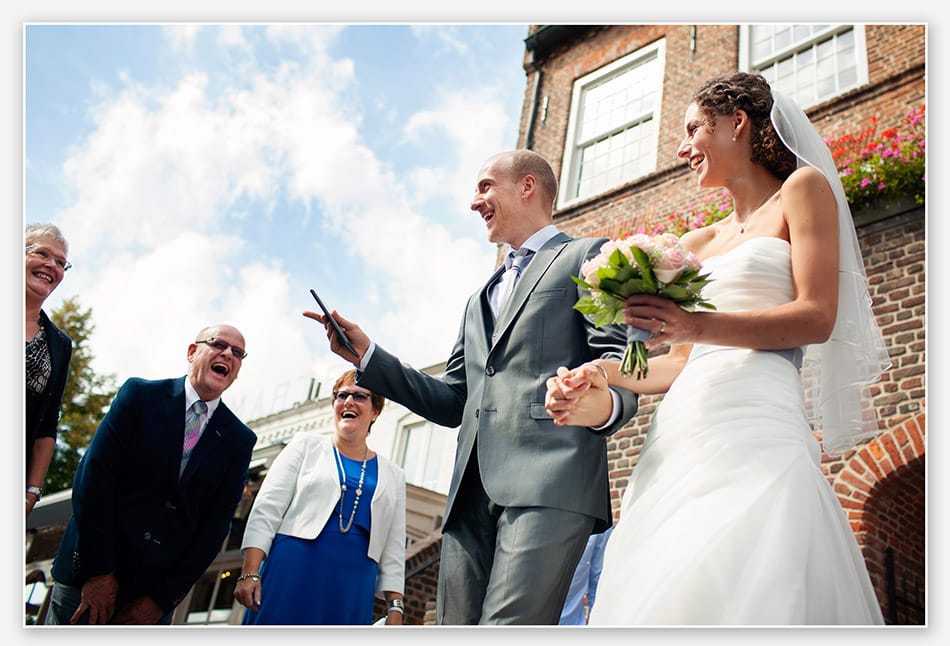 Bruidspaar verlaat gemeentehuis Oirschot