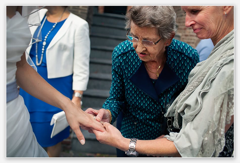 Oma bewondert de trouwring