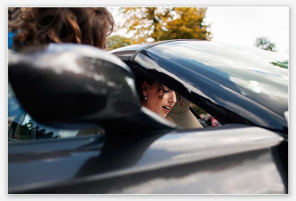 Bruid in de trouwauto