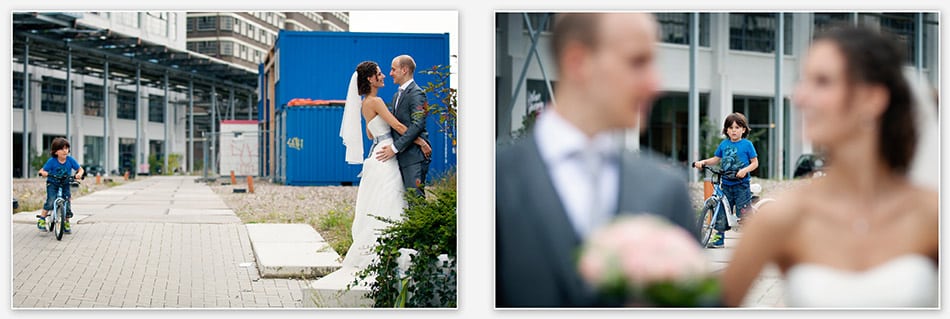 Jongen staat verbaasd van bruidspaar bij Strijp S