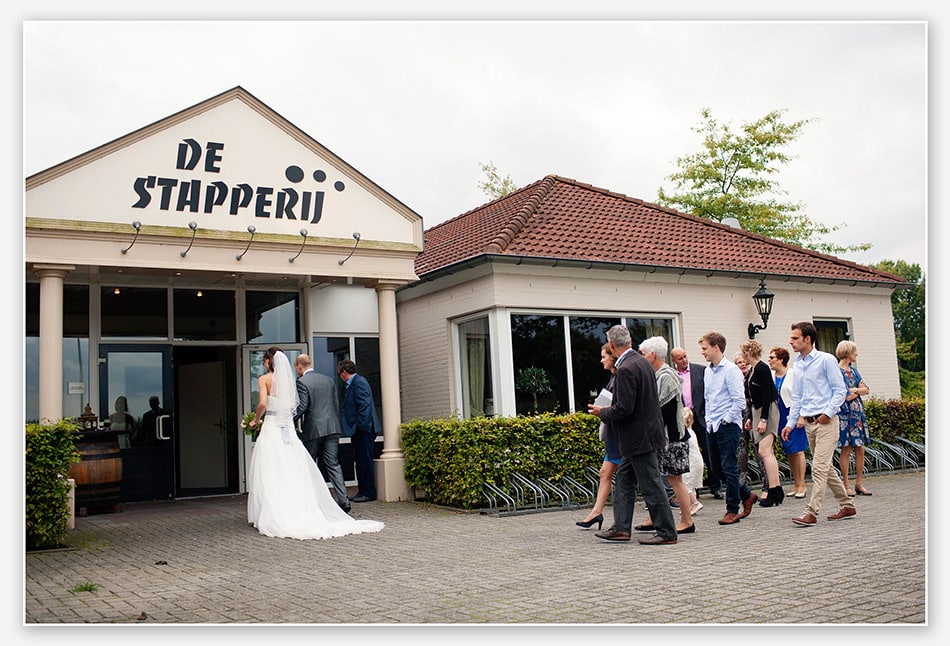 Bruidspaar arriveert bij de Stapperij in Oirschot