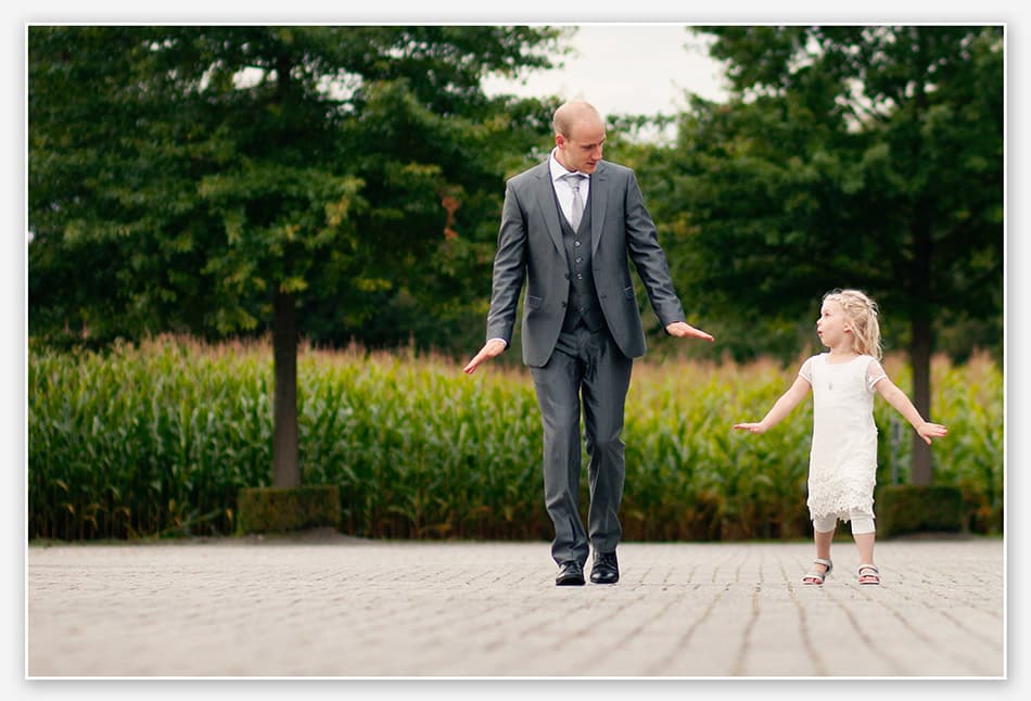 Bruidsmeisje en bruidegom dollen samen