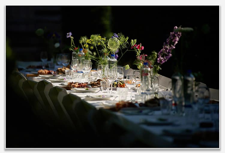 Bruidsfotografie aan de lange tafel