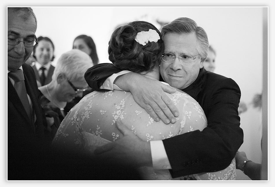 Vader begroet bruid