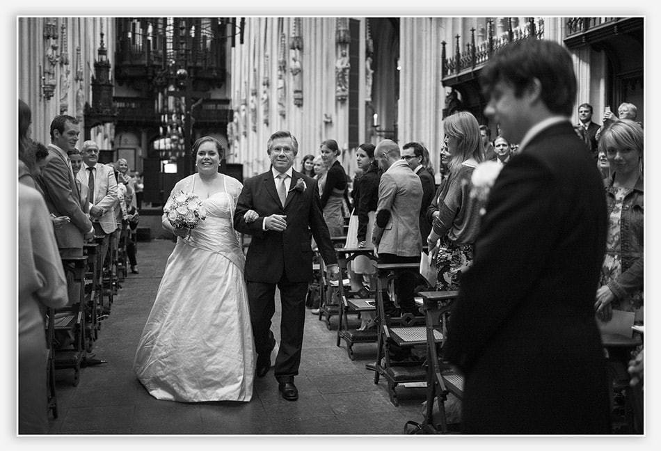 Vader geeft bruid weg in de Sint-Janskathedraal 