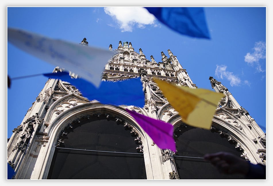 Kleurrijke vlaggetjes kondigen het bruidspaar aan voor de Sint-Jan
