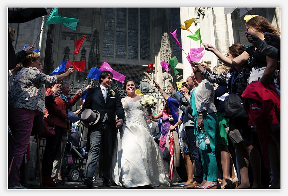Bruidspaar verlaat de Sint-Jan tussen kleurrijke vlaggetjes