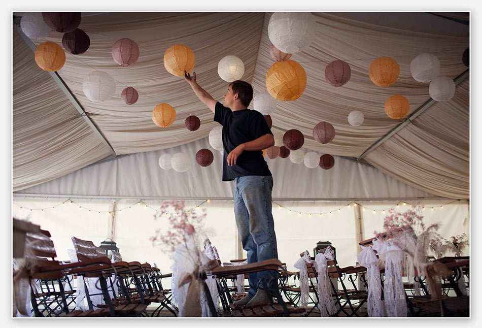 Voorbereidingen in het feesttent