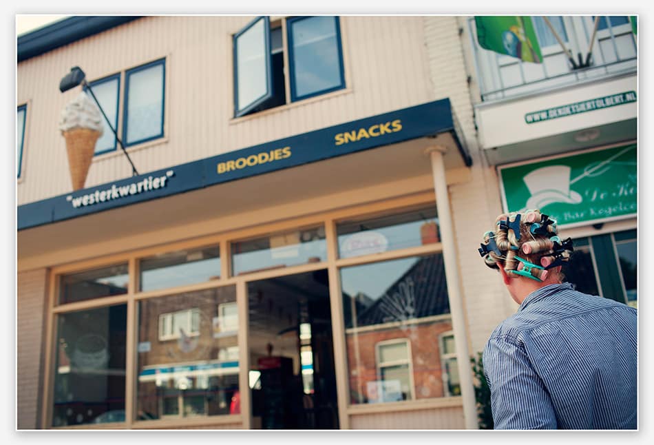 Bruid met krulspelden bij de snackbar