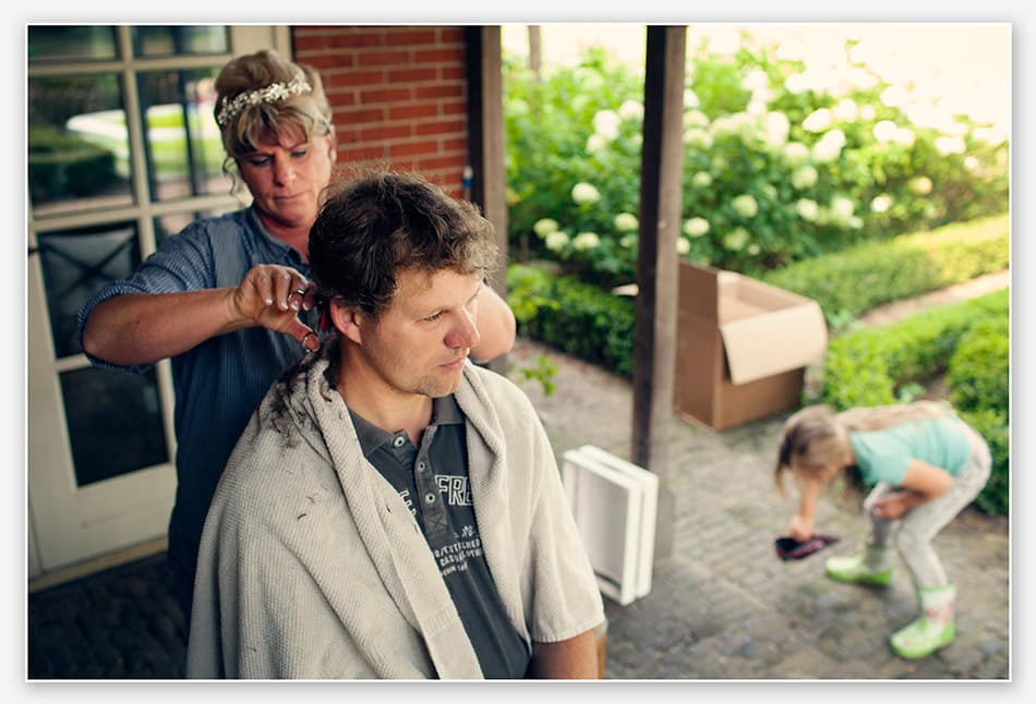 Bruid knipt haren van bruidegom