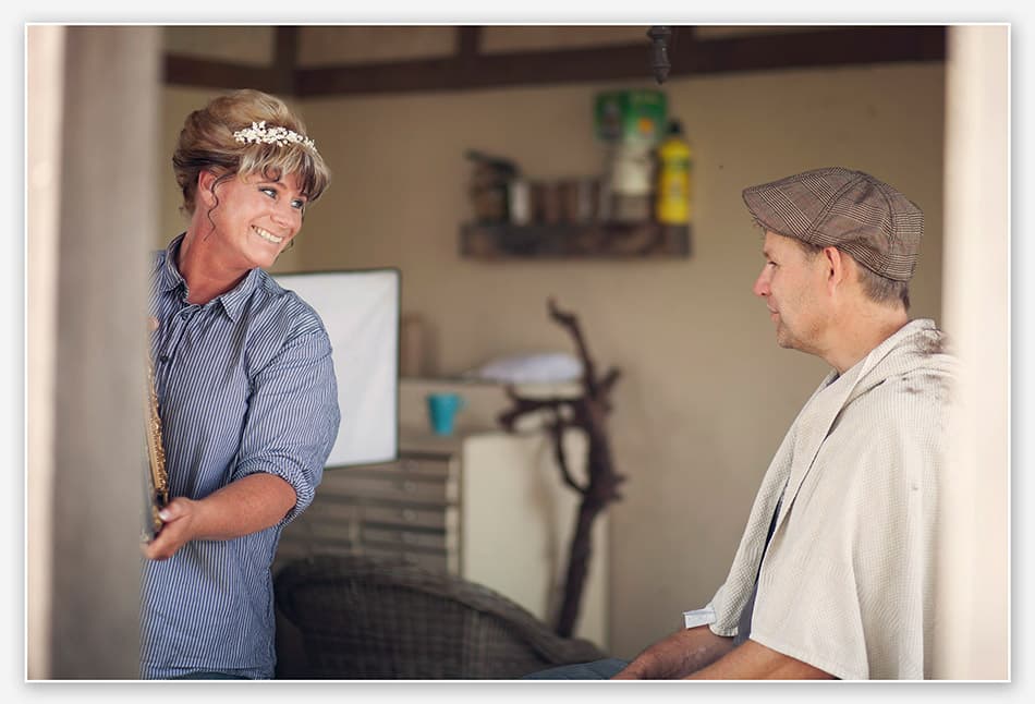 Bruid houd bruidegom spiegel voor