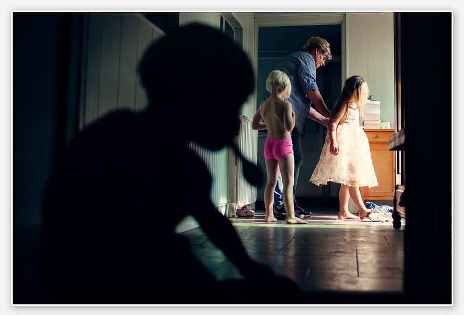 Bruidsmeisjes trekken hun jurkjes aan