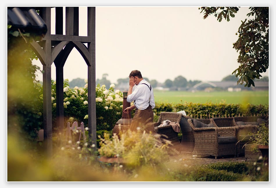 Bruidegom mag nog niet naar zijn bruid kijken