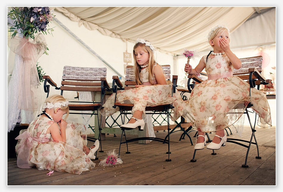 bruidsmeisjes tijdens de ceremonie