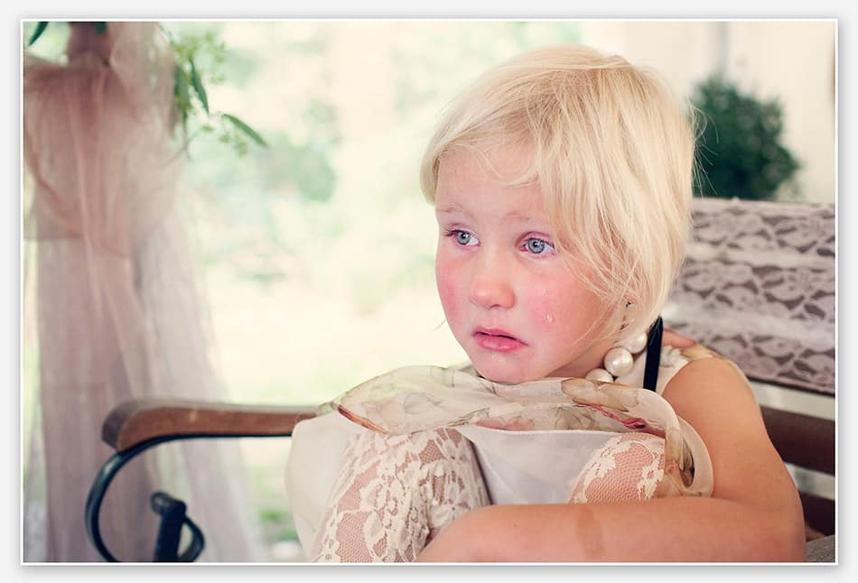 Bruidsmeisje huilt tijdens de ceremonie