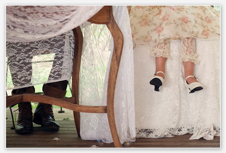 Bruidsmeisje bij mama op schoot