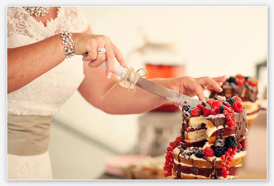 Aansnijden van de bruidstaart