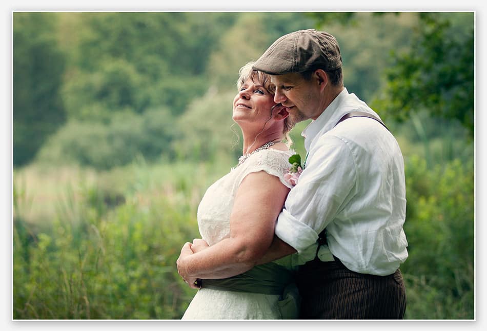 Bruidspaar in natuurgebied