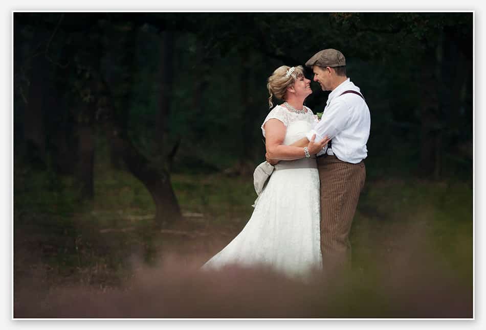 Bruidspaar in natuurgebied