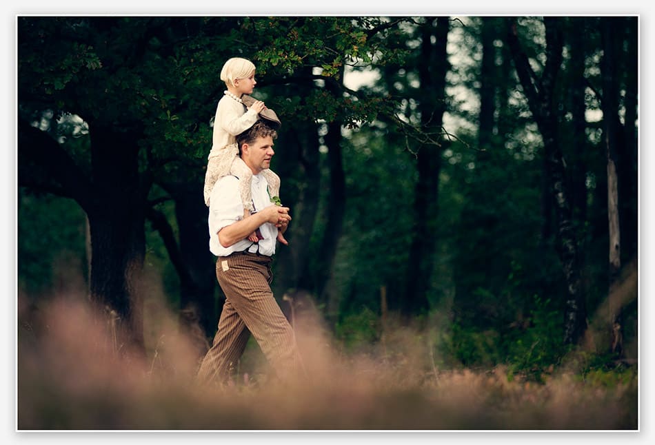 Bruidsmeisje op de schouders  van de bruidegom