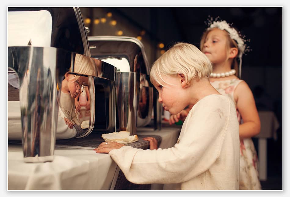 Bruidsmeisjes bij het avondeten