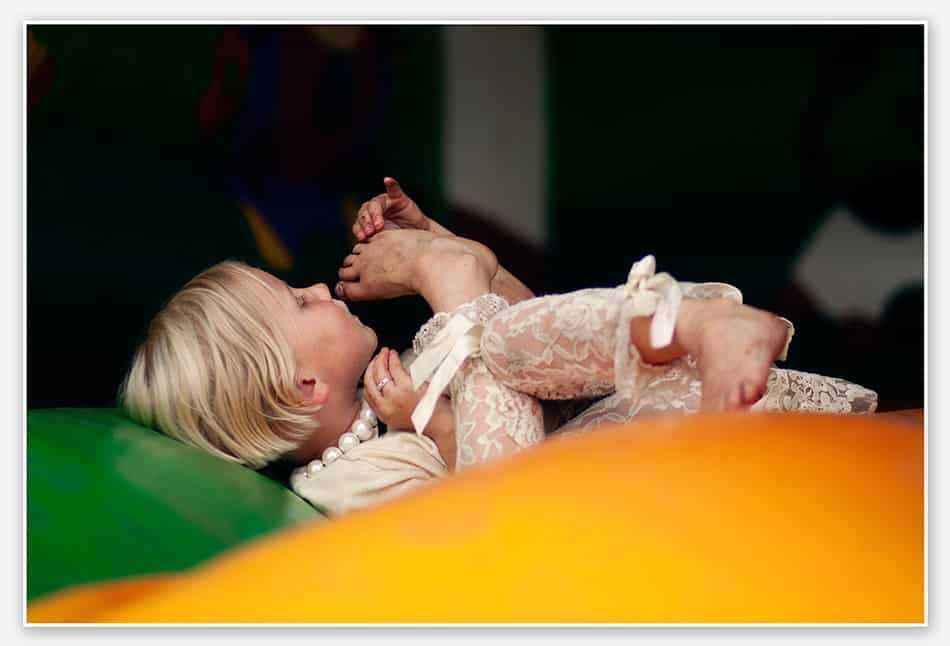 Bruidsmeisje op springkussen