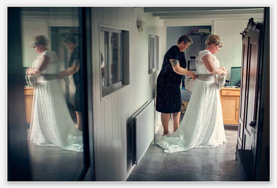 Aankleden van de bruid