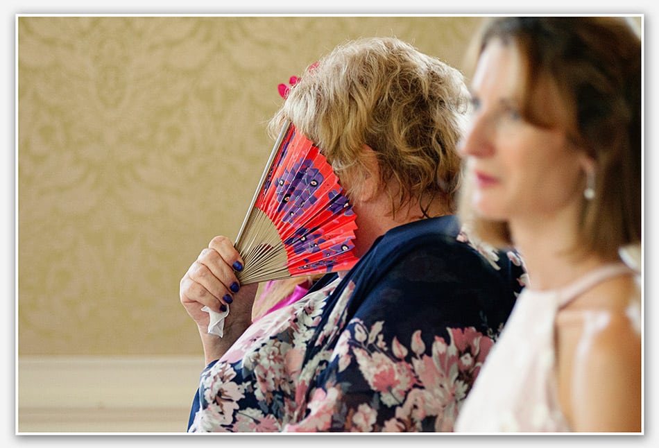 Moeder van de bruid verbergt haar tranen